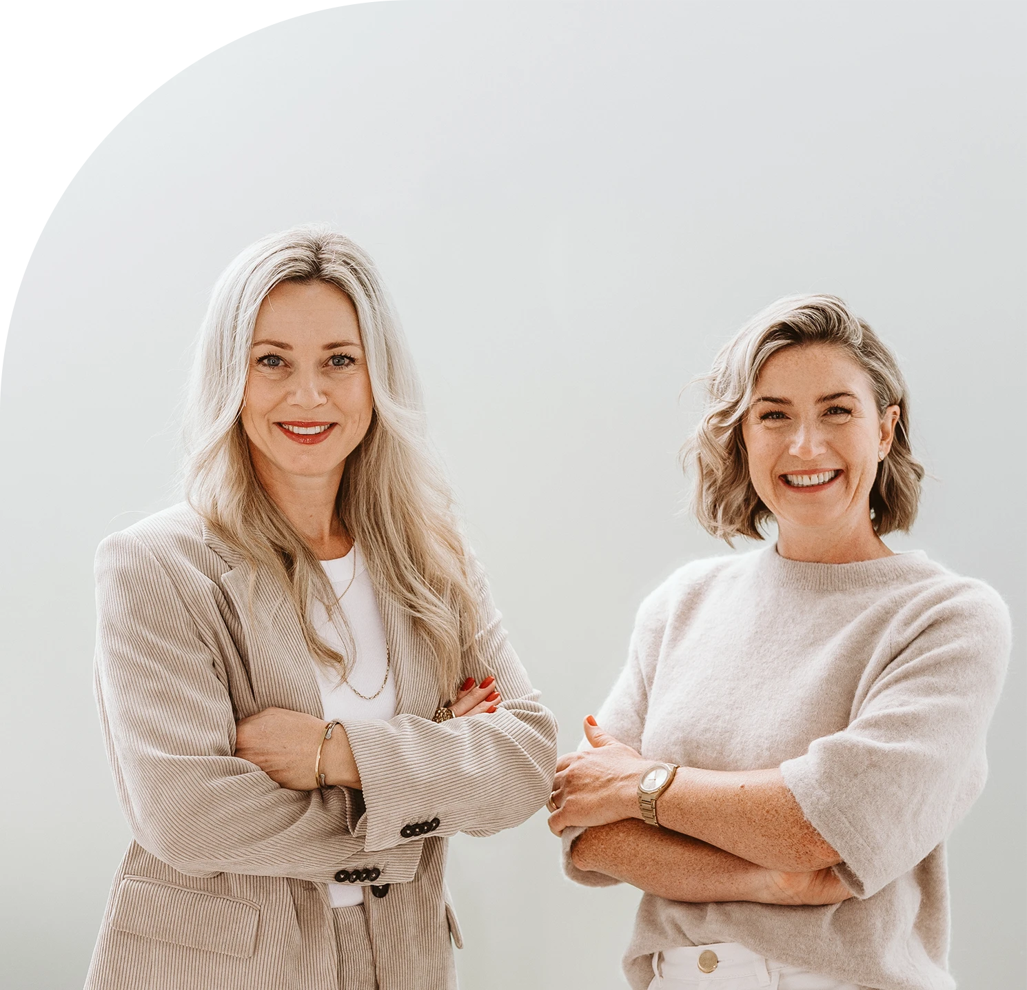 Jasmin Haberl und Julia Schmid schauen freundlich in die Kamera.